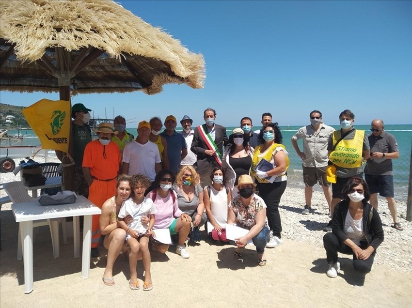 I volontari puliscono la spiaggia della Fuggitella a Fossacesia