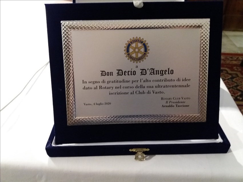 Il Rotary Club premia don Decio "per l’alto contributo dato con la sua presenza"