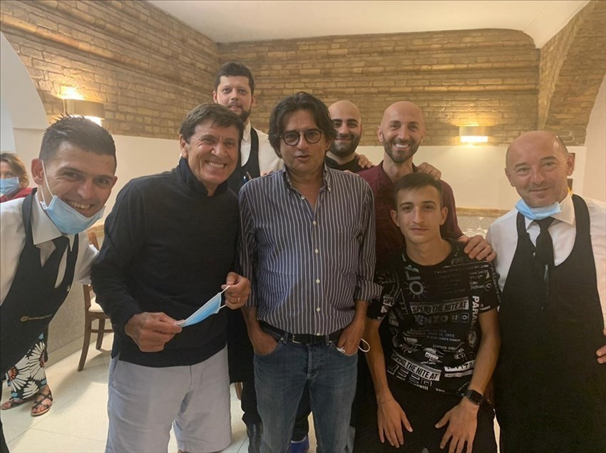 Gianni Morandi in visita a Vasto: una serata tra brodetto e selfie con i fan