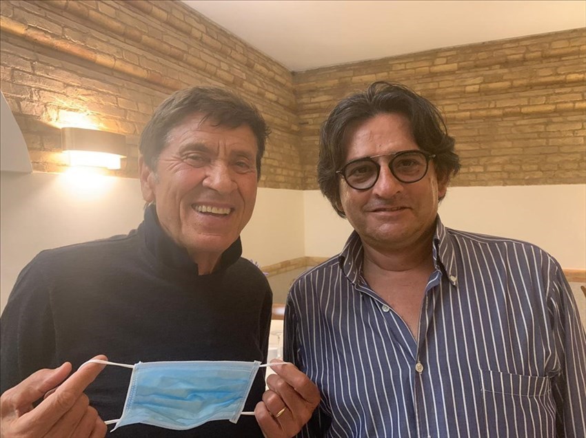Gianni Morandi in visita a Vasto: una serata tra brodetto e selfie con i fan