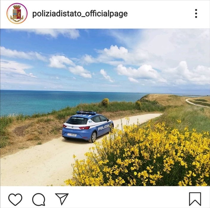 ​Una volante a Punta Aderci, la foto impazza sulla pagina social della Polizia di Stato