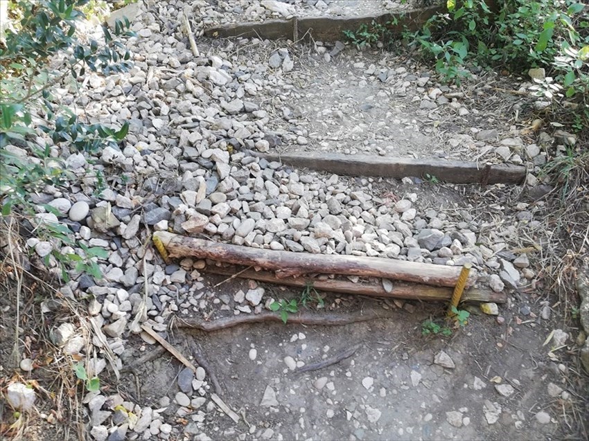 Spuntoni di ferro dai gradini a San Nicola: "E' pericoloso"