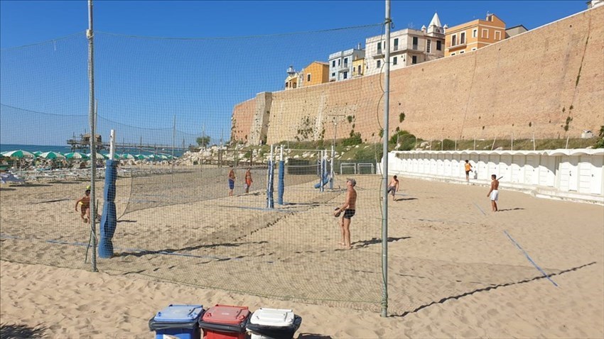 Emozioni in spiaggia col torneo di beach tennis Happiness alla Cala Sveva