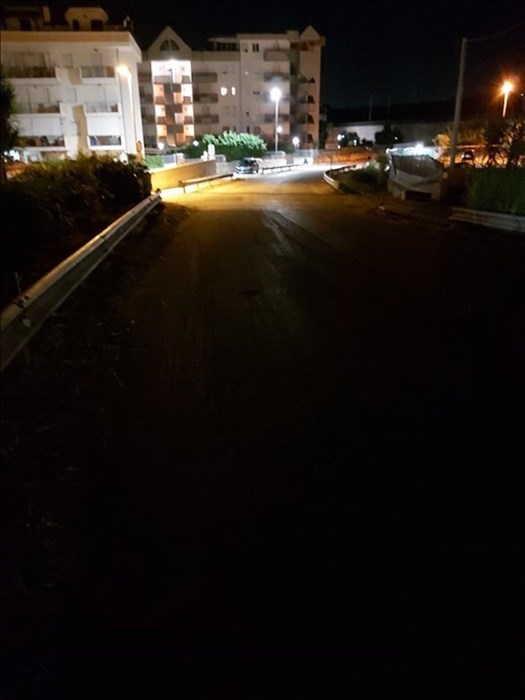 Un residente: "Via Stazione è senza marciapiedi e al buio"