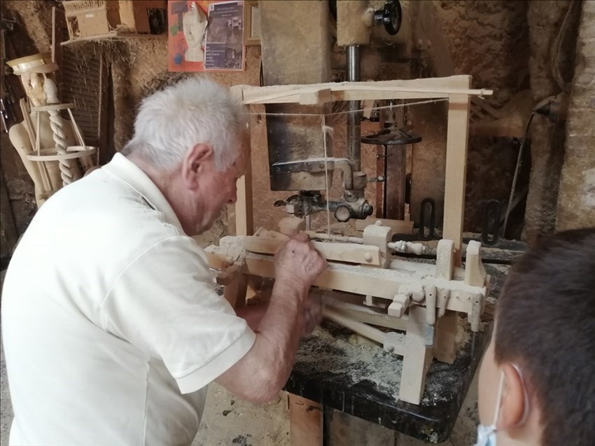 ​Mastro Tonino impazza sui social: "Lavoro il legno da quando avevo 7 anni"