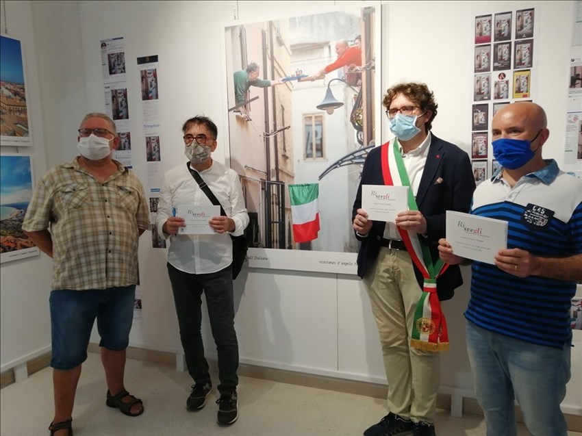 Inaugurata la personale contemporanea di Costanzo D'Angelo: "69 scatti dei giorni del lockdown"