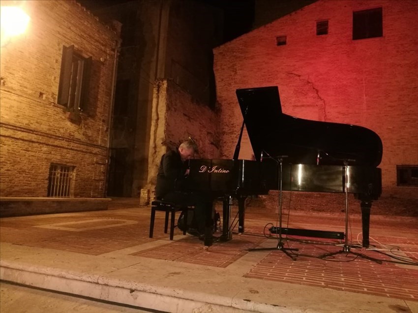 Atmosfera magica a Casalbordino con il pianoforte di Piero Di Egidio