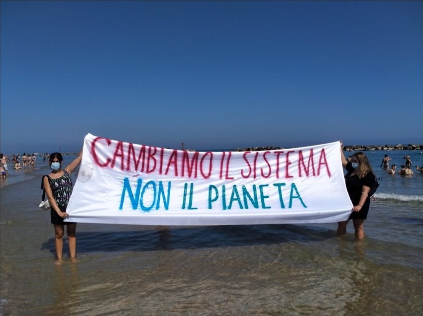 “Per il Clima, fuori dal Fossile”: flash mob in mare a Termoli