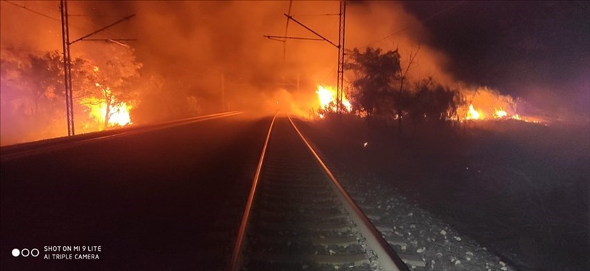 Incendio lungo la linea ferroviaria adriatica