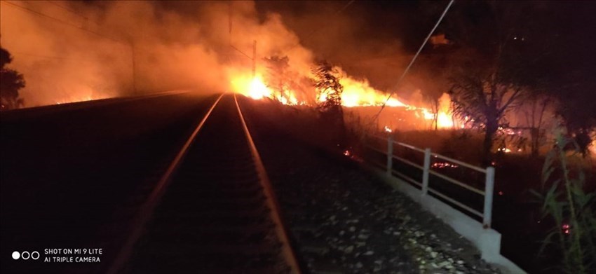 Incendio lungo la linea ferroviaria adriatica