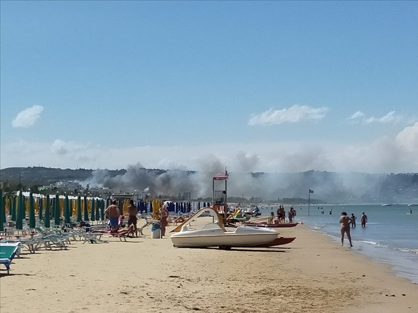 Incendio divampato dietro la Stazione Vasto-San Salvo, fumo fino alla spiaggia