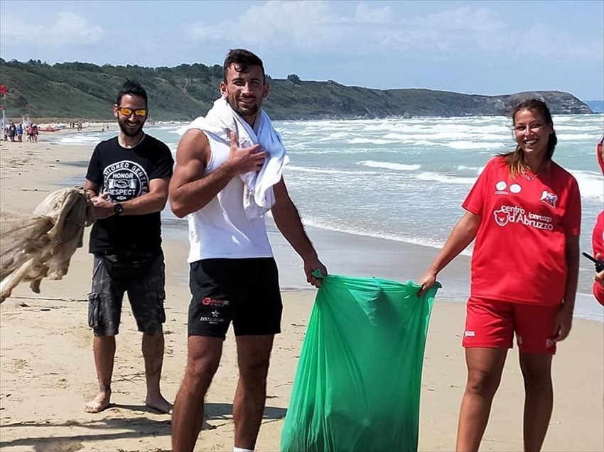 Volontari ripuliscono la spiaggia di Punta Penna da plastica e rifiuti