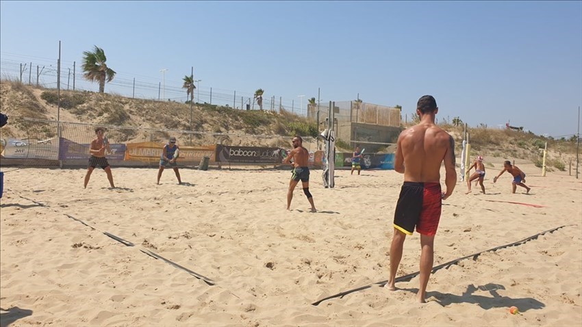 Impazza il beach tennis benefico: passione, agonismo e solidarietà