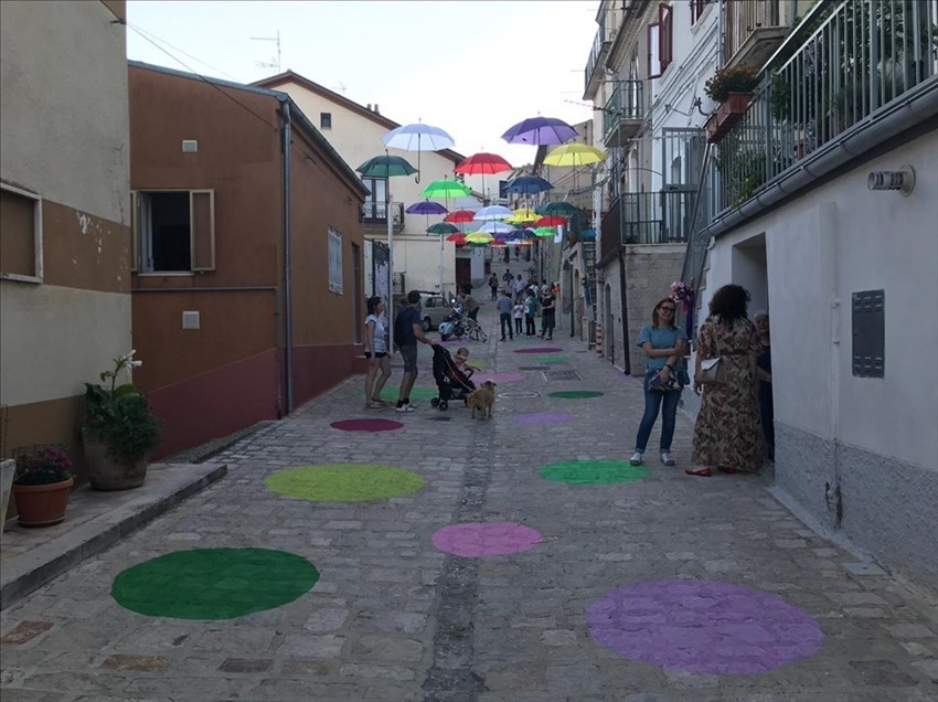 ​Bonefro, riuscita in via Rosello l'installazione di ombrelli dedicata a Tony Vaccaro
