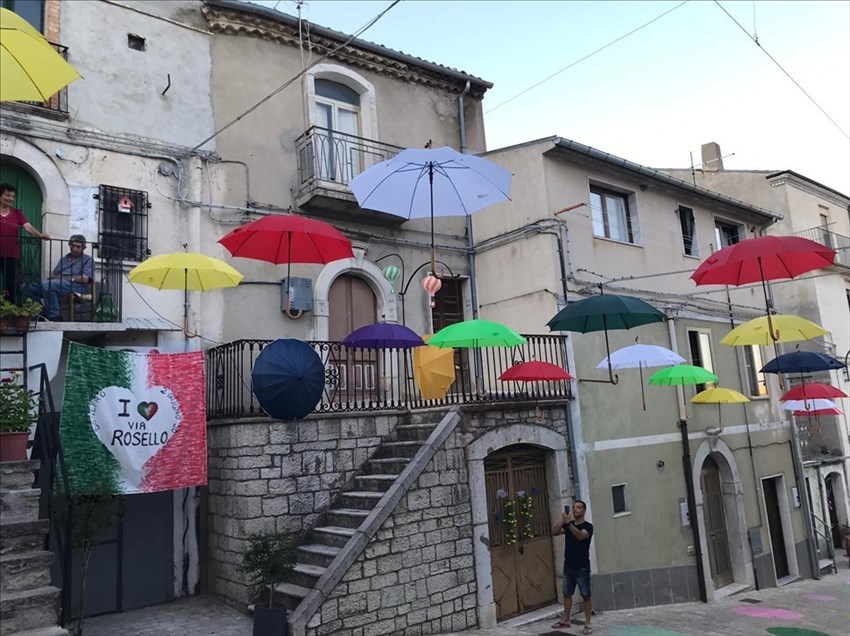 ​Bonefro, riuscita in via Rosello l'installazione di ombrelli dedicata a Tony Vaccaro