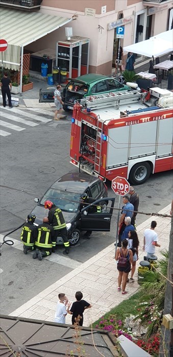 Principio d'incendio nel vano motore di un'auto, arrivano Carabinieri e Vigili del fuoco