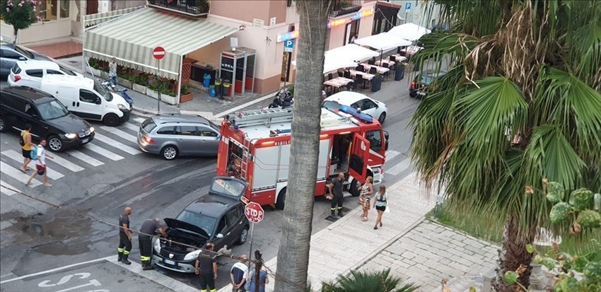 Principio d'incendio nel vano motore di un'auto, arrivano Carabinieri e Vigili del fuoco