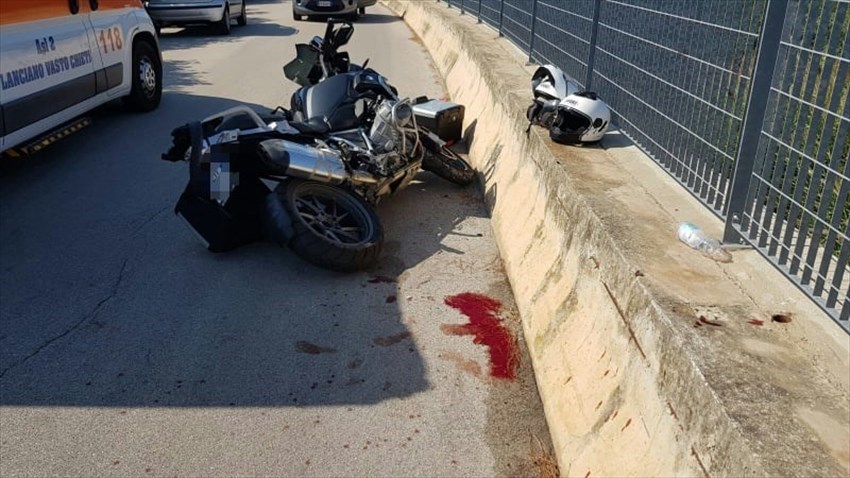 Coppia di centauri di Pescara in ospedale dopo scontro in via Osca