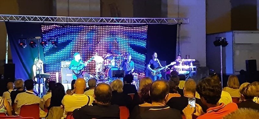 Emozioni in musica nella serata di solidarietà con la band tributo ai Pink Floyd