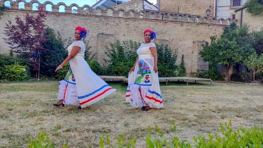 Giornata mondiale del Folklore, il saluto della comunità Domenicana da Palazzo d'Avalos