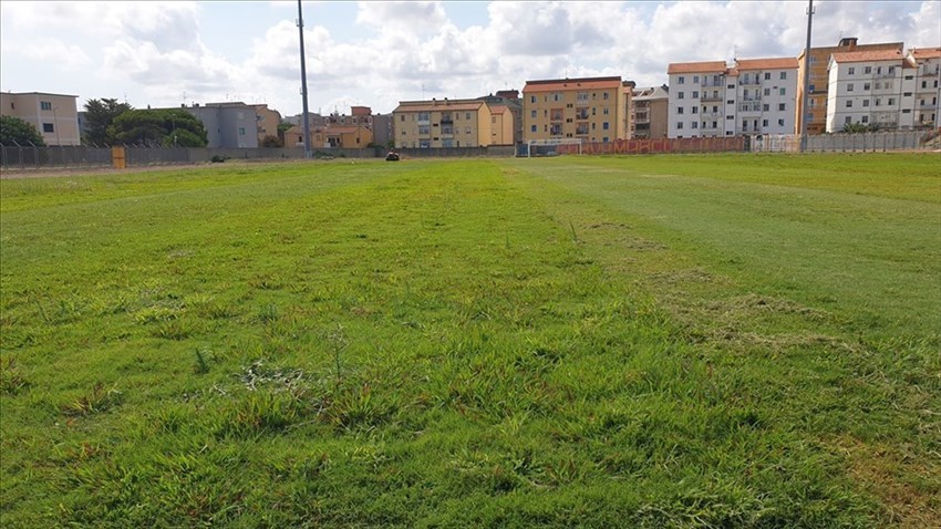 Sfalcio dell'erba allo stadio Cannarsa