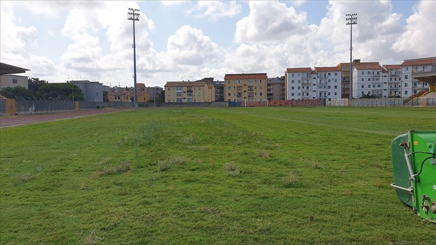 Sfalcio dell'erba allo stadio Cannarsa