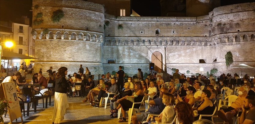 Simonetta Tassinari regala riflessioni di filosofia al pubblico di "Scrittori in Piazza"