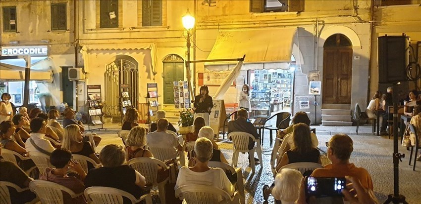 Simonetta Tassinari regala riflessioni di filosofia al pubblico di "Scrittori in Piazza"