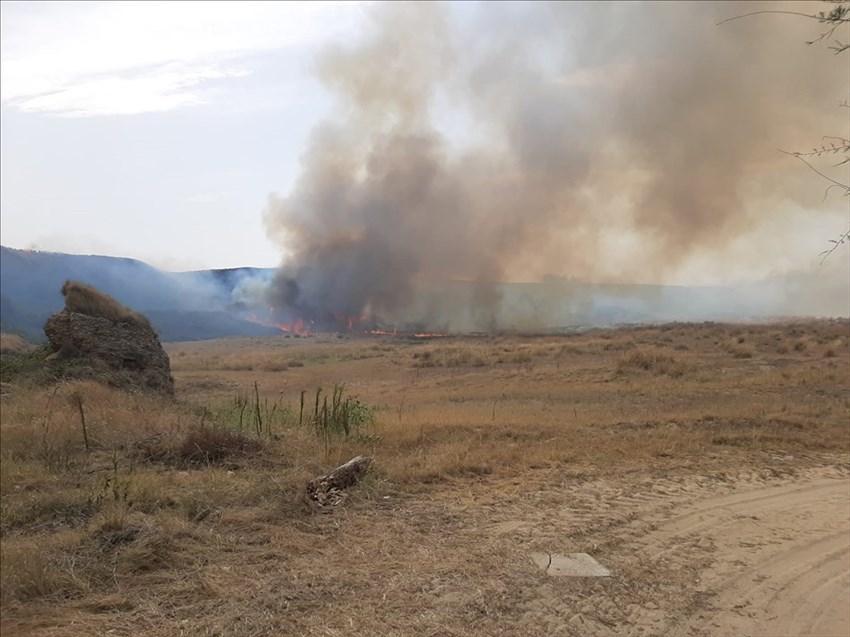 Incendio nell'area industriale di Punta Penna, fiamme arrivano fino in spiaggia