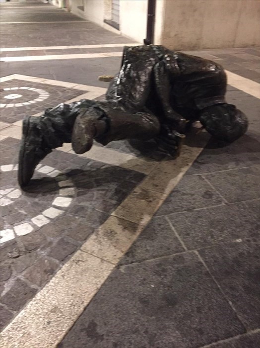 Bastardi dentro (e fuori): demolita nella notte la statua di Jacovitti
