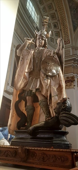 La Statua di San Michele in corteo senza fedeli ha raggiunto Santa Maria Maggiore
