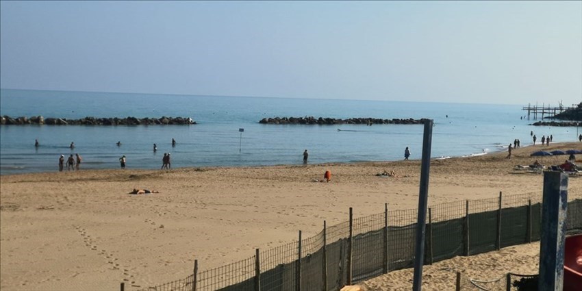 Ultima domenica d'estate: spiaggia ancora aperta e i bagnanti non mancano