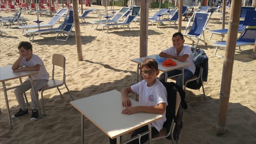 ​Con "InSabbiaMenti" la scuola si fa in spiaggia: "I bambini sono felicissimi"