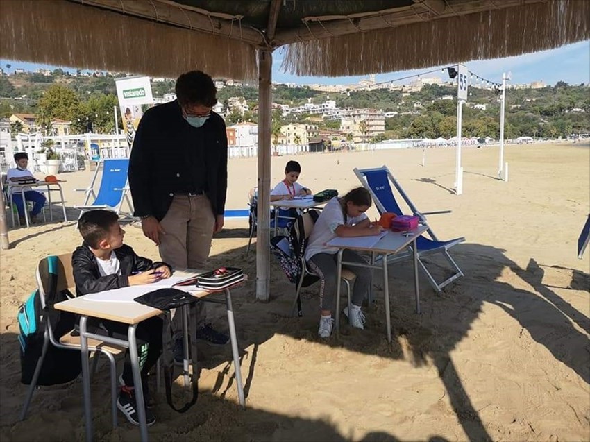 ​Con "InSabbiaMenti" la scuola si fa in spiaggia: "I bambini sono felicissimi"