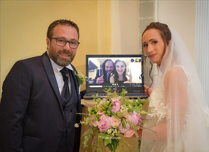 Nozze ai tempi del Covid per Fabrizio e Valentina, testimone collegata via Skype dall'Australia