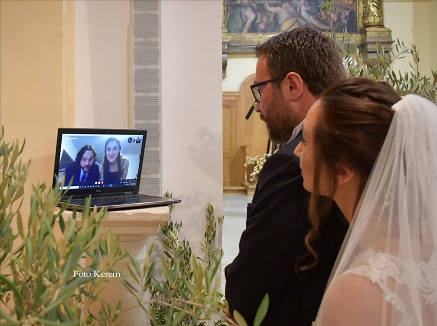 Nozze ai tempi del Covid per Fabrizio e Valentina, testimone collegata via Skype dall'Australia