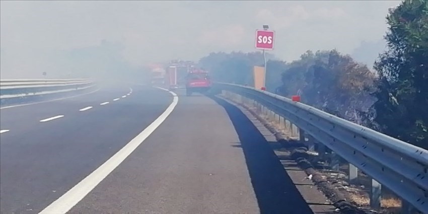 Incendio sull'A14 tra Termoli e Poggio Imperiale: tratto chiuso e lunghe code