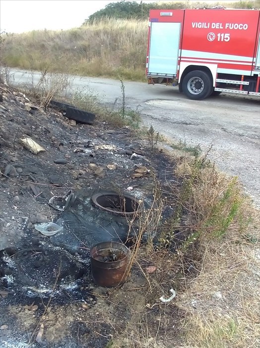 Incendio nei pressi del Bosco Corundoli: a fuoco pneumatici dei camion, residenti preoccupati