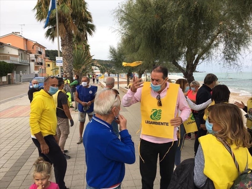 "Puliamo il mondo" fa tappa a Fossacesia: tanti volontari a raccogliere rifiuti in spiaggia