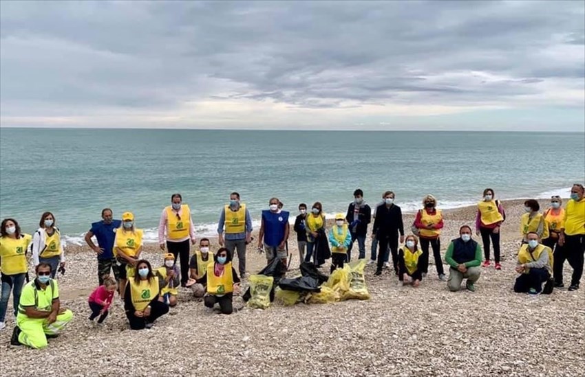 "Puliamo il mondo" fa tappa a Fossacesia: tanti volontari a raccogliere rifiuti in spiaggia