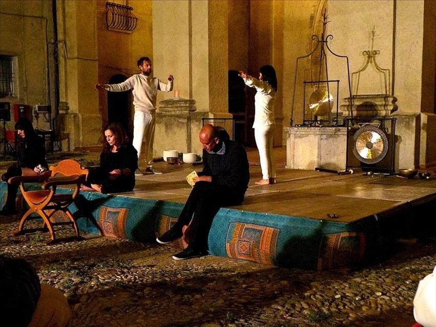 ​Emozioni sul palco con "La strade nel vivere" a Palazzo d'Avalos, pubblico entusiasta