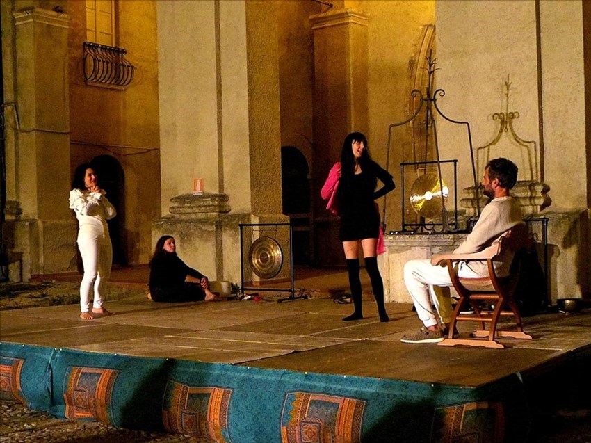 ​Emozioni sul palco con "La strade nel vivere" a Palazzo d'Avalos, pubblico entusiasta