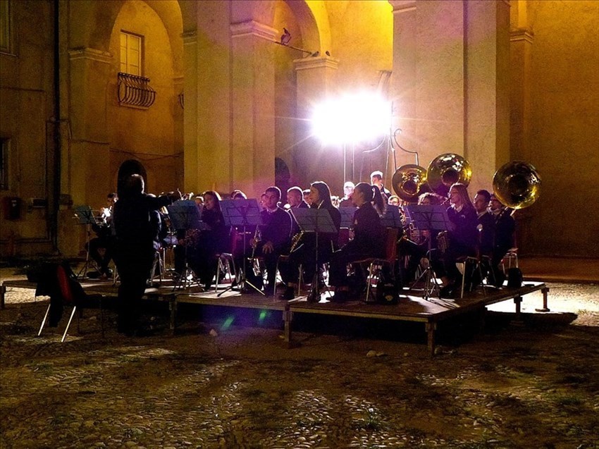 Applausi nel cortile di Palazzo d'Avalos per la "Banda città del Vasto"