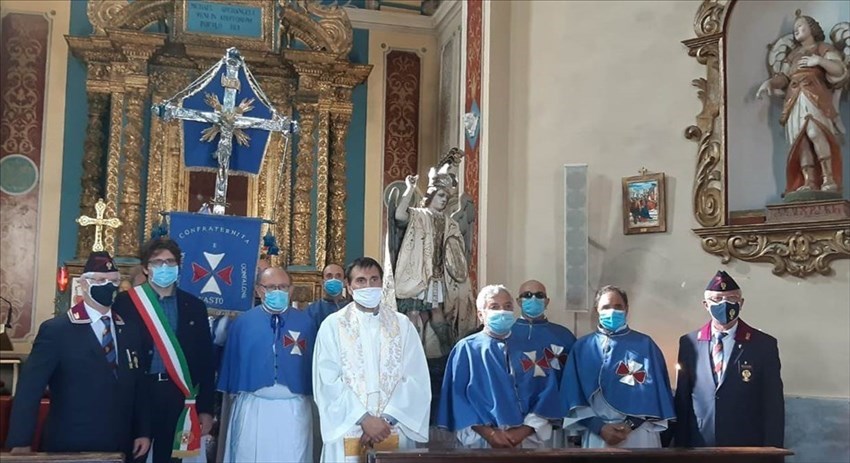 San Michele è tornato nella sua chiesa con una processione senza fedeli