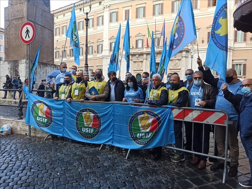 Delegazione abruzzese Usif Uil davanti a Montecitorio contro il Ddl "Corda"