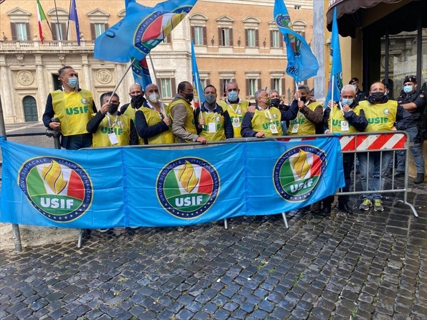 Delegazione abruzzese Usif Uil davanti a Montecitorio contro il Ddl "Corda"
