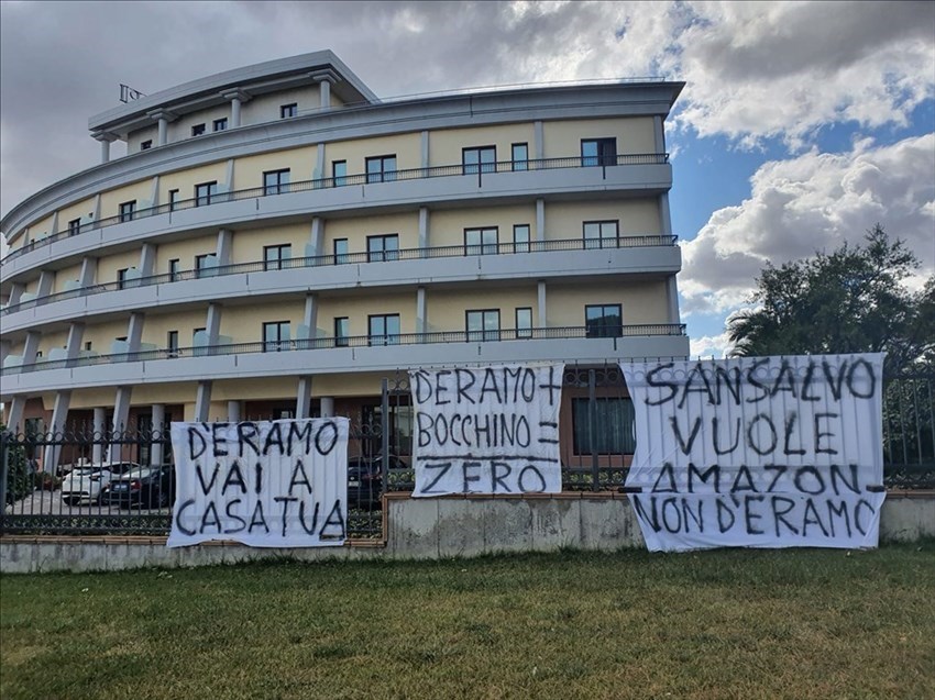 Contestazione e striscioni a San Salvo: "La Lega Abruzzo è sull'orlo del precipizio"