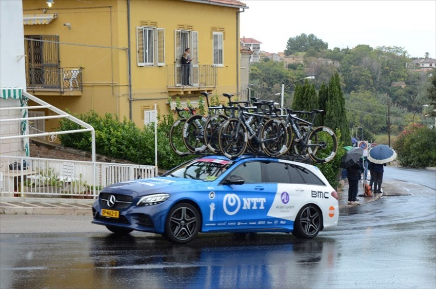 Giro d'Italia a Vasto sotto la pioggia: lo spettacolare passaggio dei ciclisti