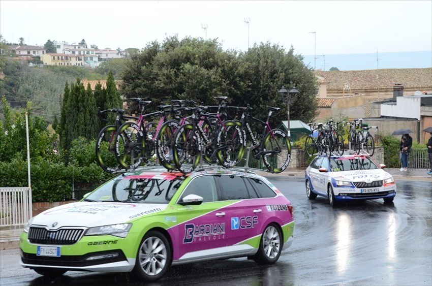 Giro d'Italia a Vasto sotto la pioggia: lo spettacolare passaggio dei ciclisti