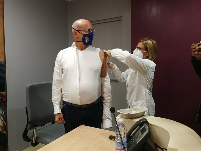 Parte la campagna antinfluenzale, Toma si vaccina in conferenza stampa